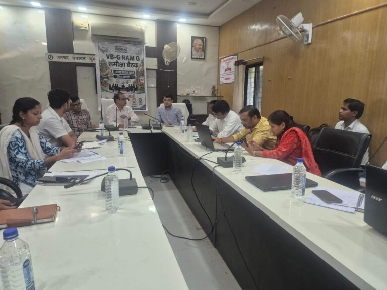 कुरूद की ग्राम पंचायतों में योजनाओं और विकास कार्यों का आयुक्त श्री तारन प्रकाश सिन्हा ने किया निरीक्षण.