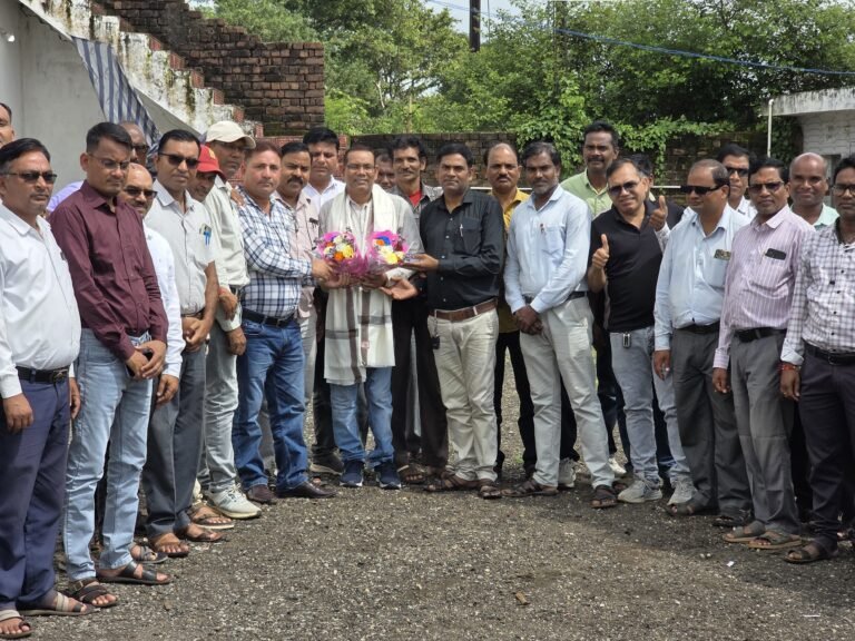 शिक्षादूत से सम्मानित शिक्षक मनमोहन अनंत का शिक्षकों द्वारा जोरदार स्वागत