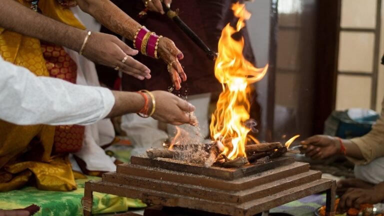 Hawan Rules : हवन करते समय भूलकर भी न करें ये गलती’ वरना घर में आ सकती है कंगाली